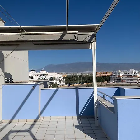 Beautiful 2 Bedroom Penthouse Apartment *