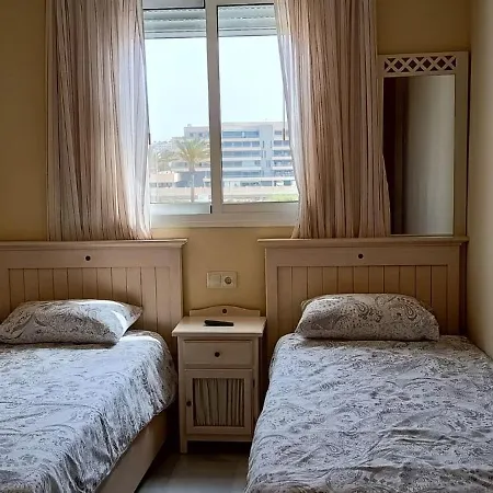 Beautiful 2 Bedroom Penthouse Apartment *