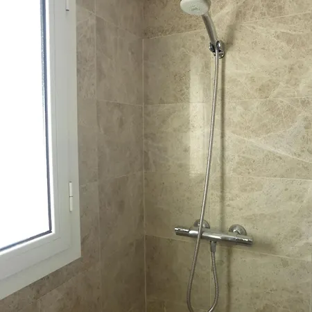 Beautiful 2 Bedroom Penthouse Apartment