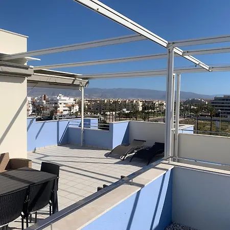 Beautiful 2 Bedroom Penthouse Apartment *